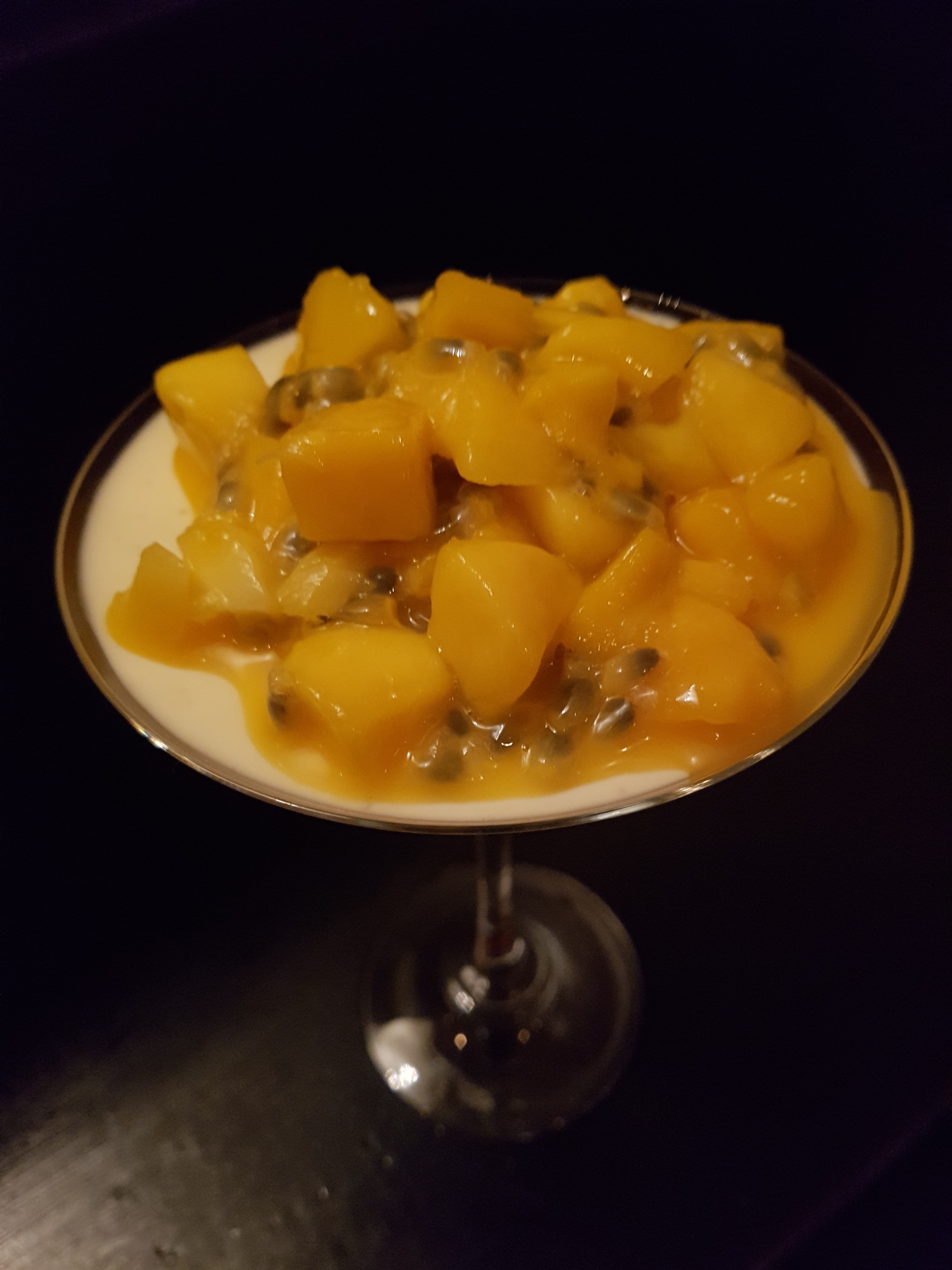 Limepannacotta med ingefärsmarinerad mango och passionsfrukt